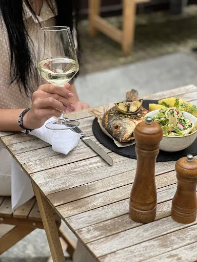 Między Nami food & cocktails